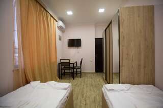 Хостелы Home Hostel Ереван Бюджетный двухместный номер с 2 отдельными кроватями-1