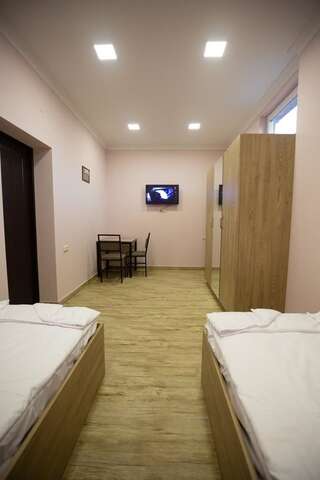 Хостелы Home Hostel Ереван Бюджетный двухместный номер с 2 отдельными кроватями-5