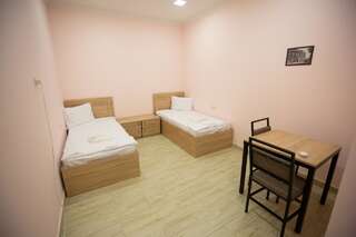 Хостелы Home Hostel Ереван Бюджетный двухместный номер с 2 отдельными кроватями-8