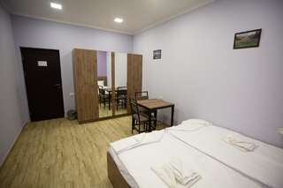 Хостелы Home Hostel Ереван Двухместный номер Делюкс с 1 кроватью или 2 отдельными кроватями-1